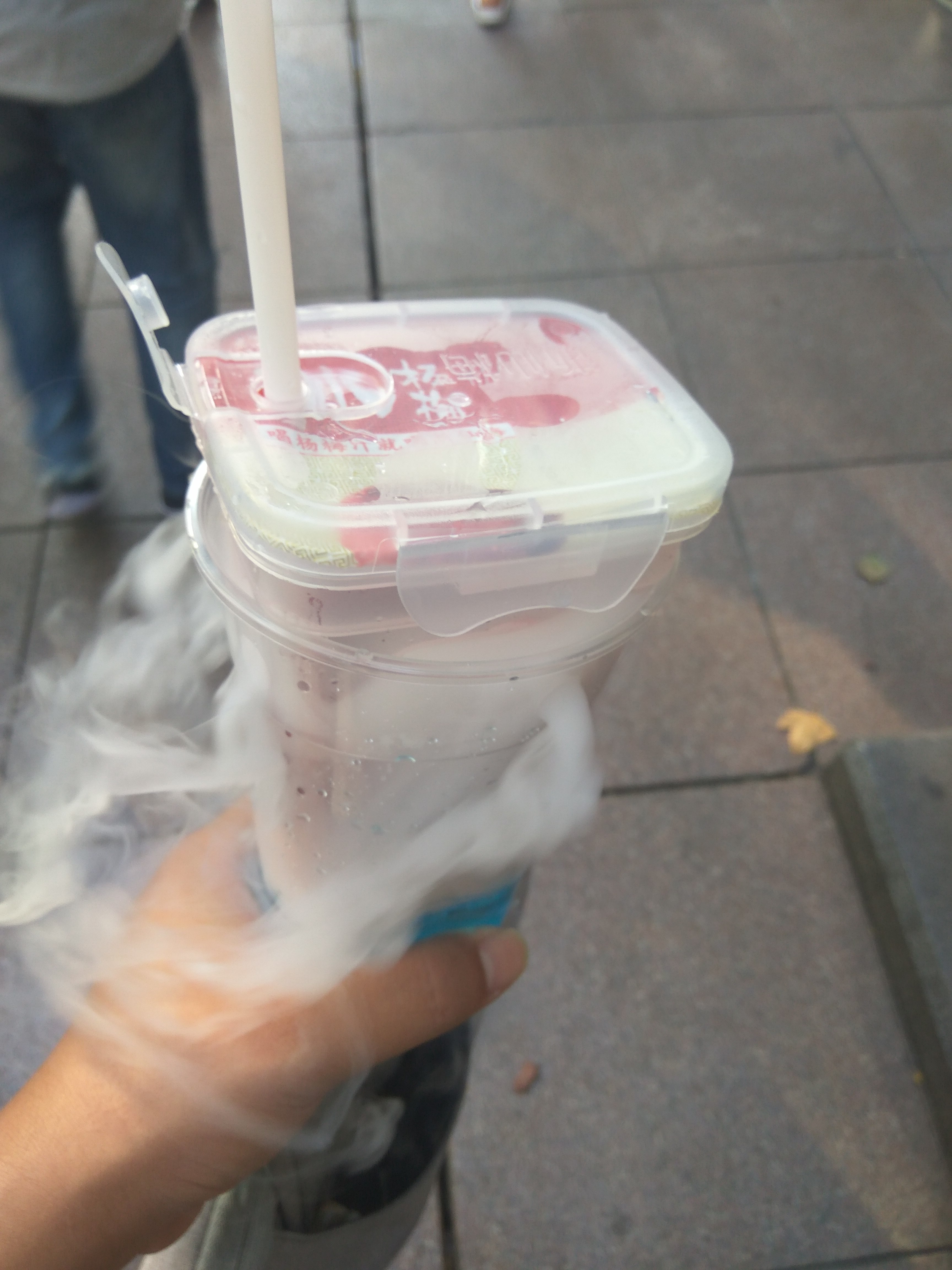 南京路买的不知名饮料，非常一般，宰的就是我这种外地小白