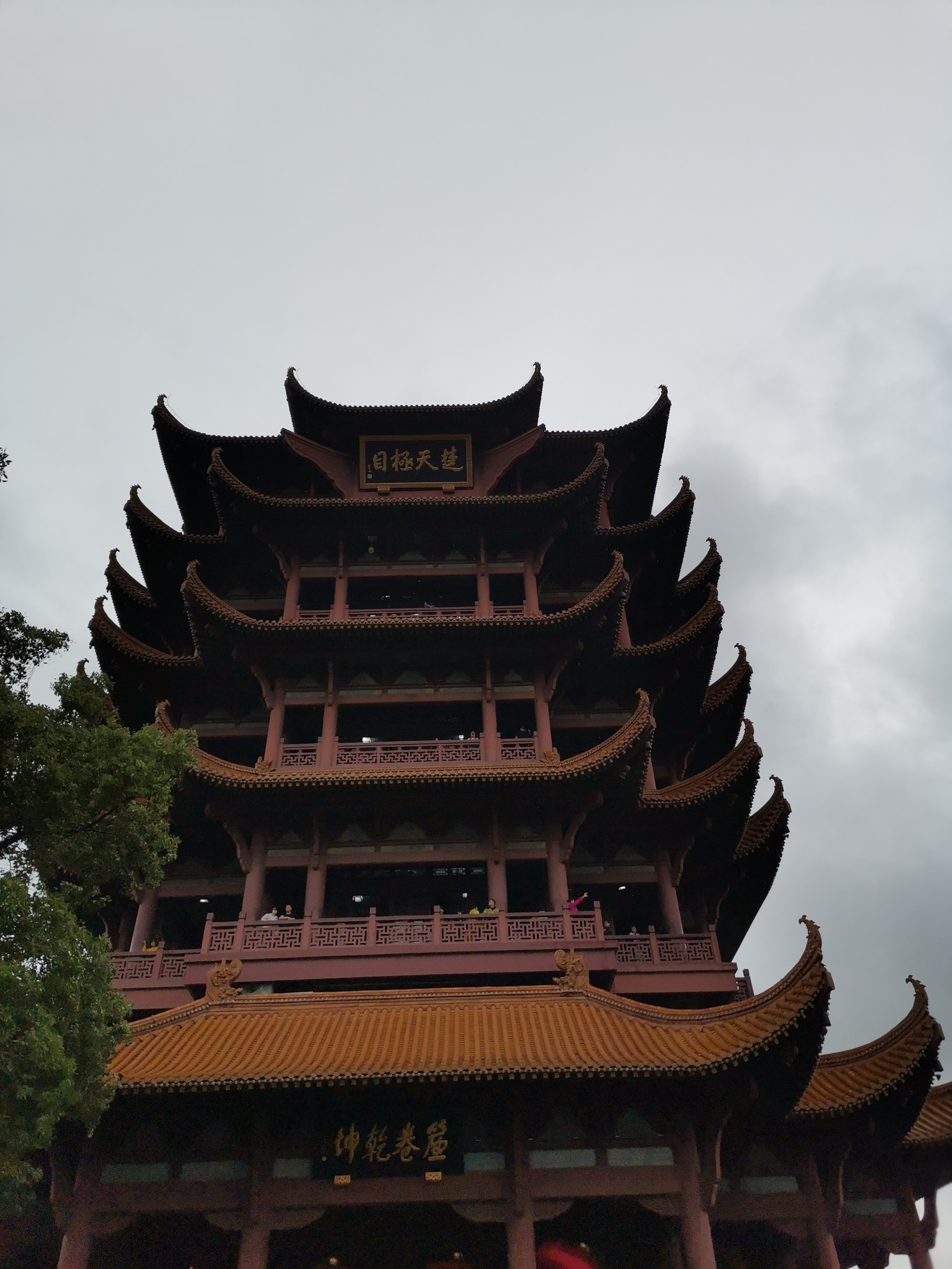 到塔下了，很普通的景点塔