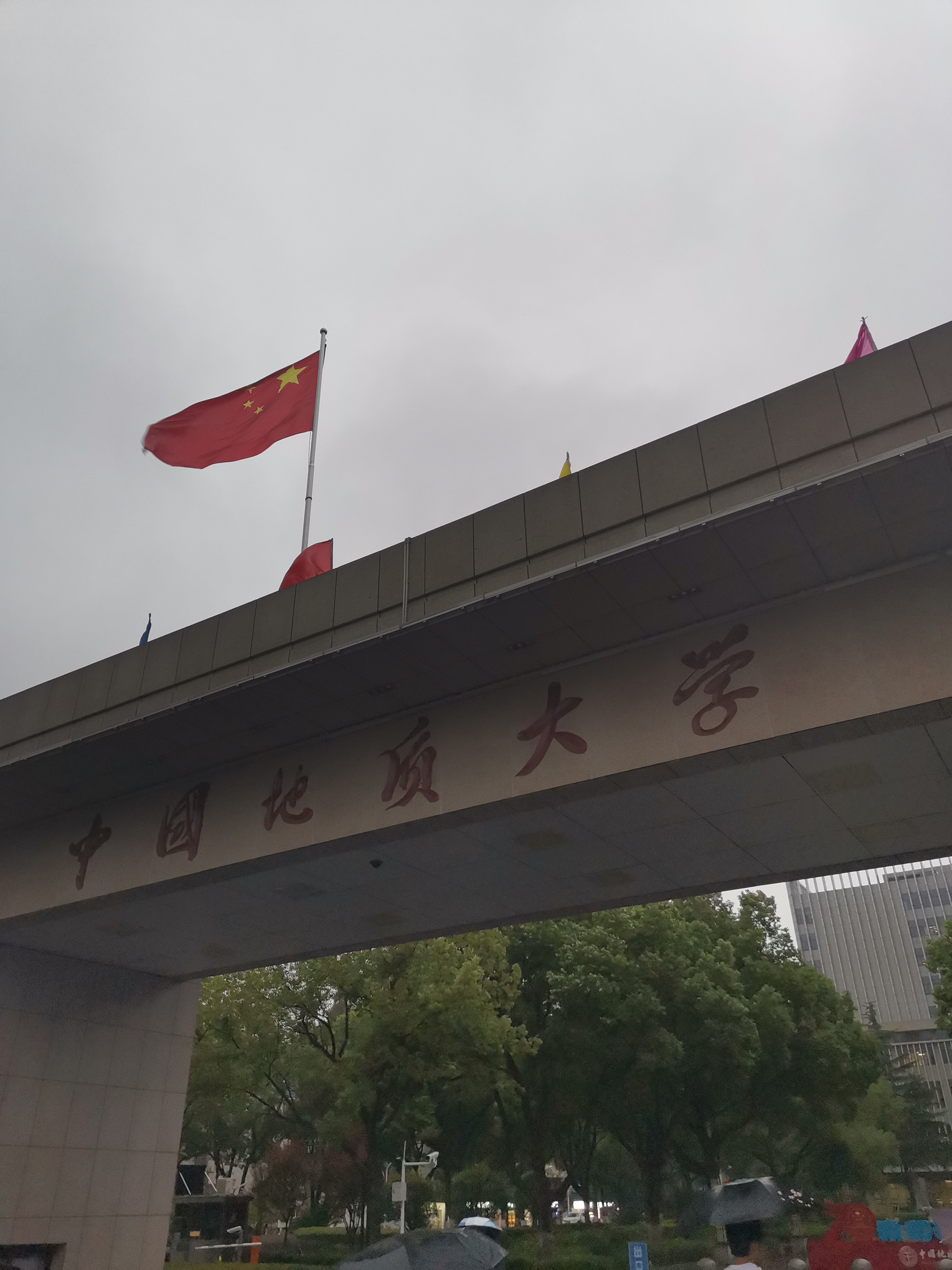 可以说校门很低调了