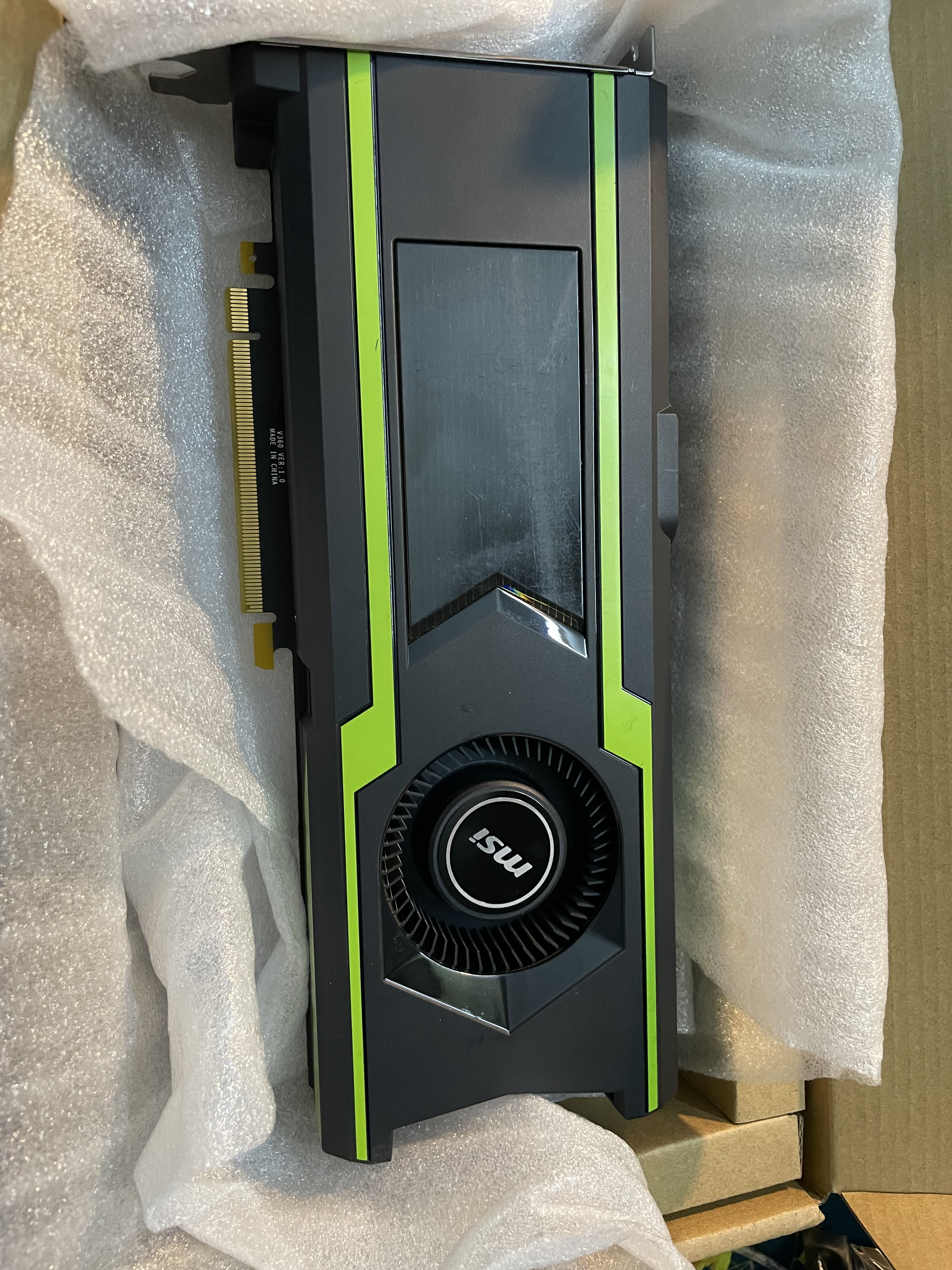 现身了，和我之前在实验室看到的一模一样，1080ti