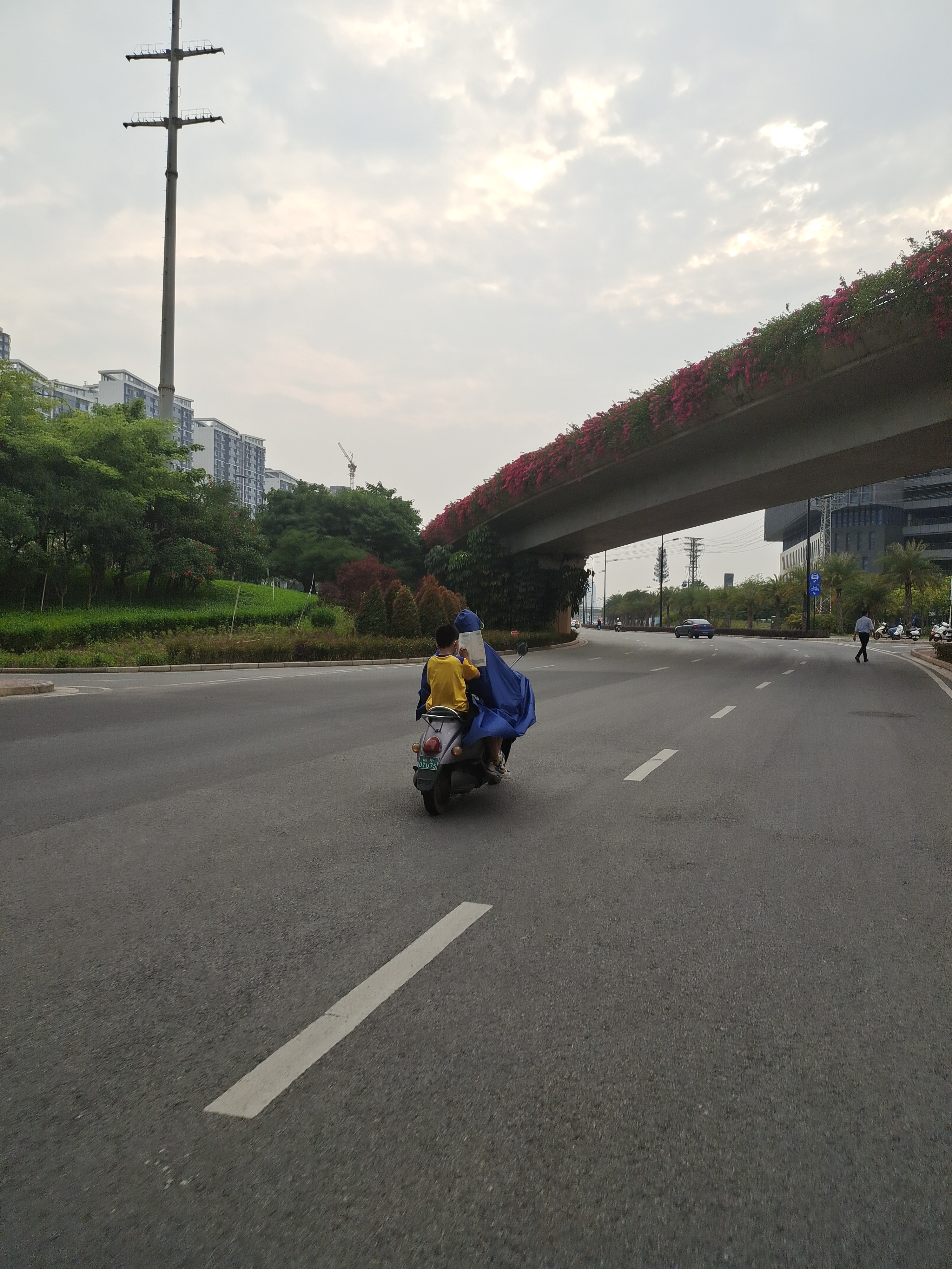 这老弟是想，在车上写完了，回家马上看电视吧