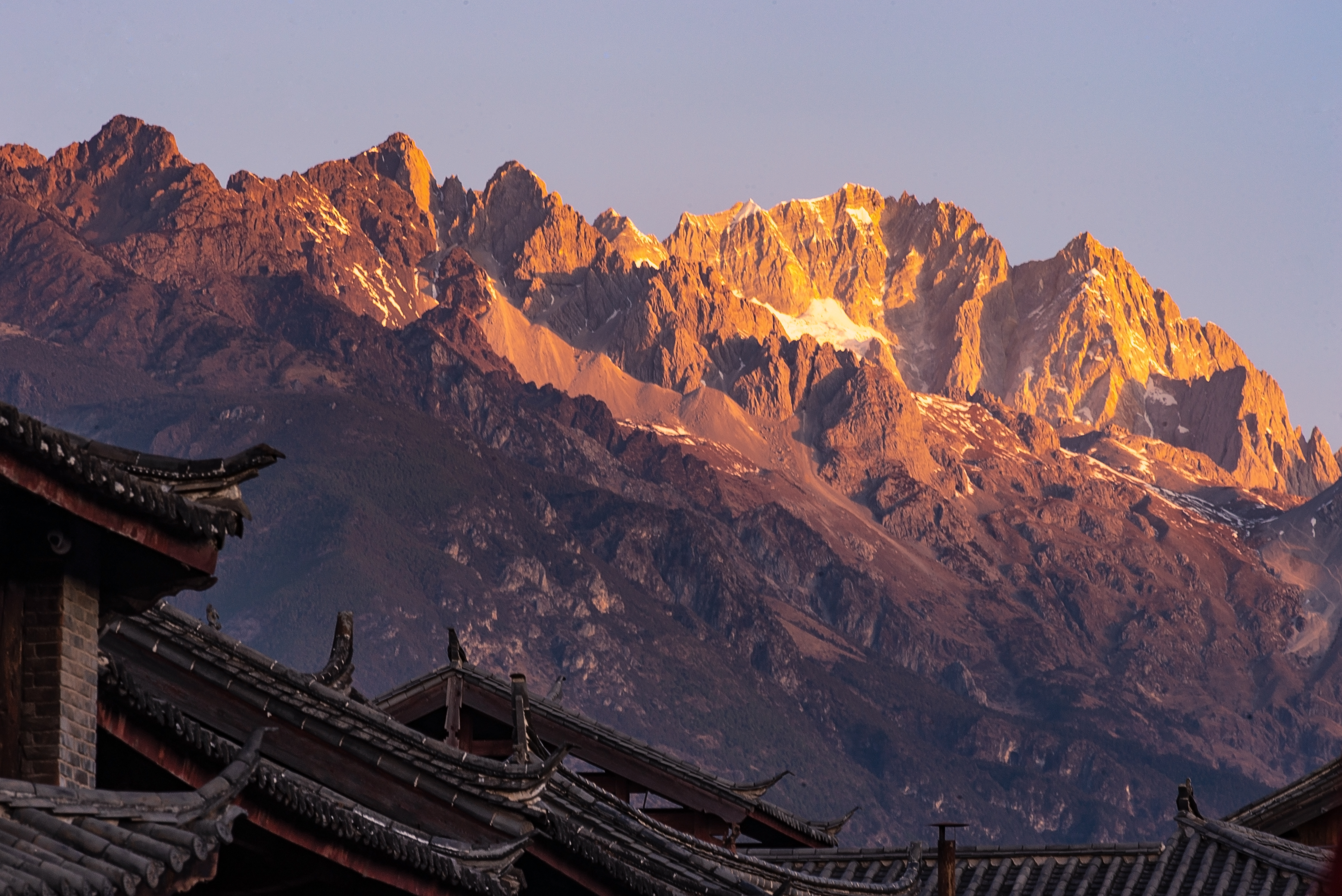 玉龙雪山，慢门、前置偏振镜拍摄而来，经过堆栈出图