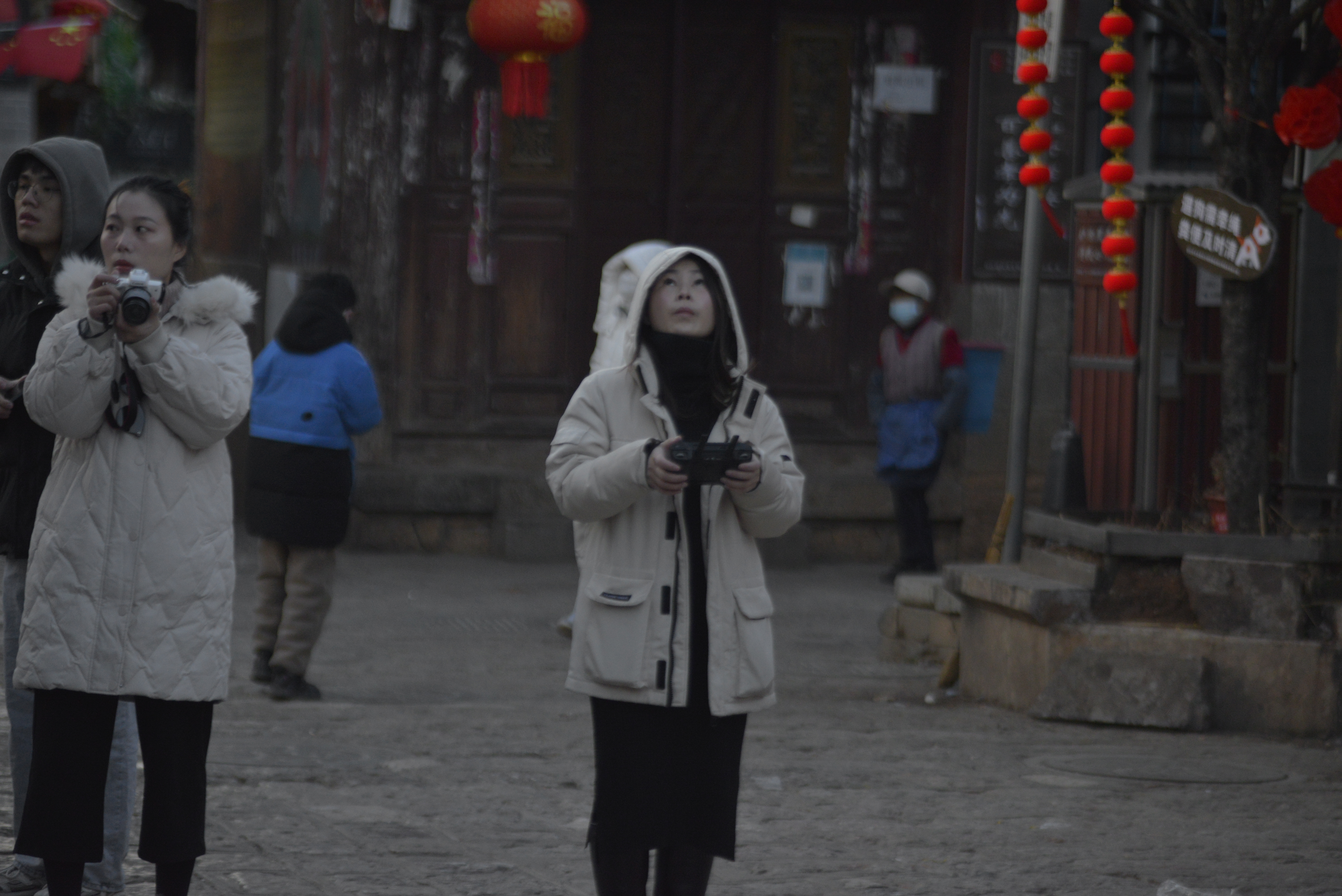 开无人机的小姐姐